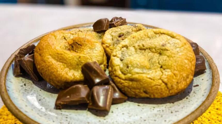 Cookies de chocolate com açúcar mascavo no prato do É de Casa