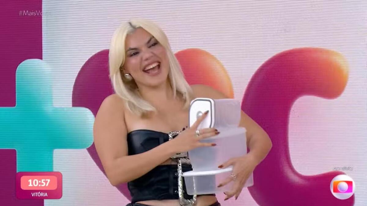 Duda Beat carregando potes de plástico no Mais Você