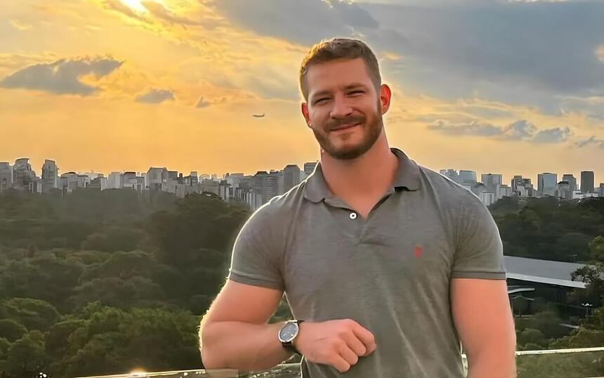 Elian Matte, ex-jornalista da RECORD, em frente ao pôr do sol