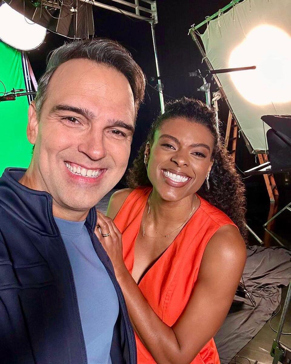  Tadeu Schmidt e Fernanda Garay nos bastidores da TV Globo