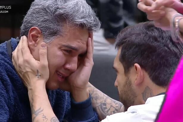 Hadad segurando no rosto de Fernando e o consolando em A Grande Conquista