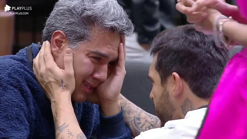 Hadad segurando no rosto de Fernando e o consolando em A Grande Conquista