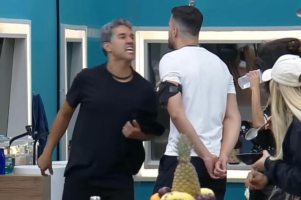 Fernando e Kaio em trecho de barraco na cozinha de A Grande Conquista