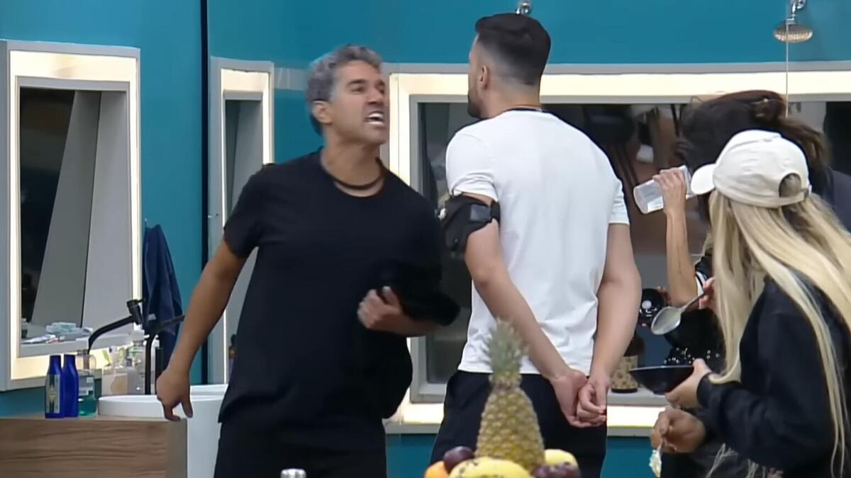 Fernando e Kaio em trecho de barraco na cozinha de A Grande Conquista
