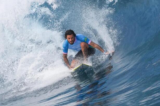 Filipe Toledo pega uma onda durante a Olimpíada de Paris 2024