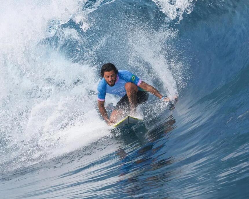 Filipe Toledo pega uma onda durante a Olimpíada de Paris 2024