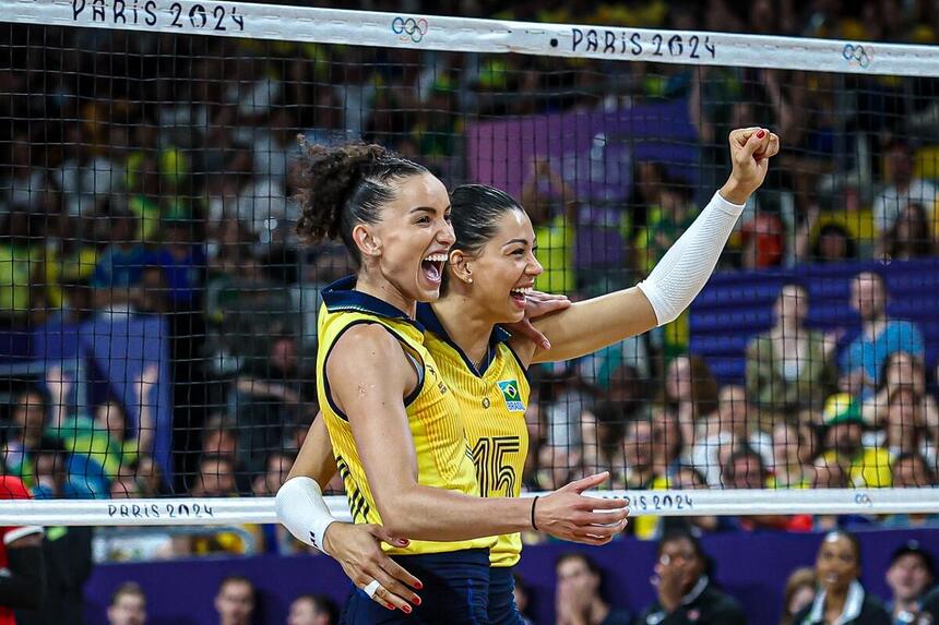 Gabi comemorando a vitória da estreia da Seleção de Vôlei Feminina na Olimpíada