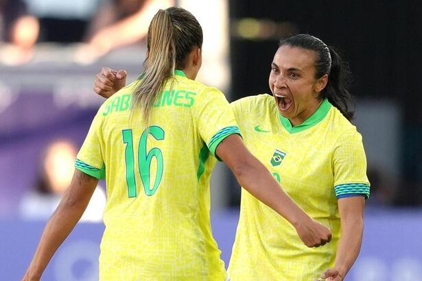 Marta e Gabi Nunes comemorando gol pela Seleção Feminina na Olimpíada