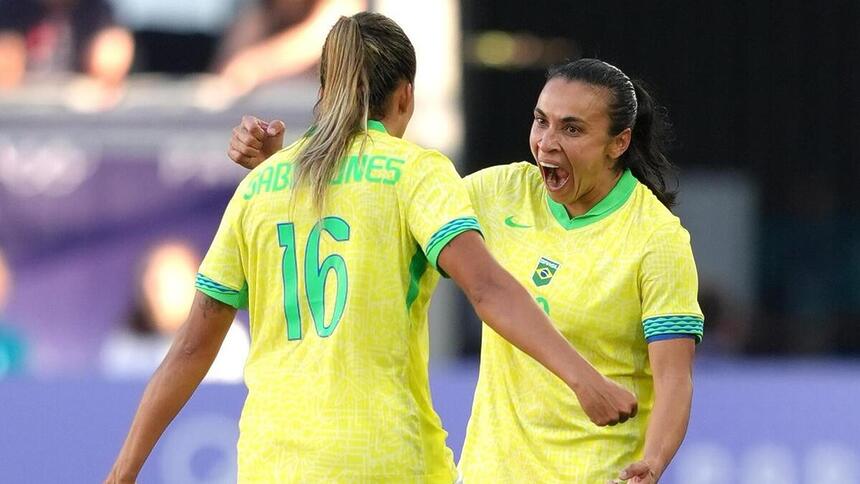 Marta e Gabi Nunes comemorando gol pela Seleção Feminina na Olimpíada