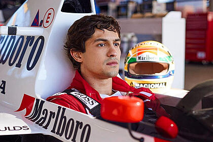 Gabriel Leone, com Senna, em trecho da série da Netflix