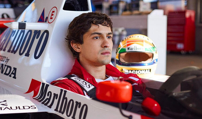 Gabriel Leone, com Senna, em trecho da série da Netflix