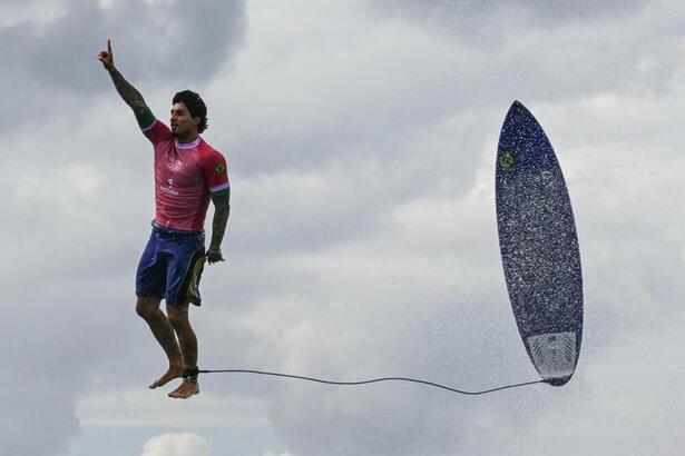 Gabriel Medina flutuando na Olimpíada