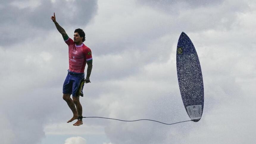 Gabriel Medina flutuando na Olimpíada