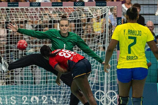 Gabriela Moreschi em trecho da estreia Brasil no Handebol