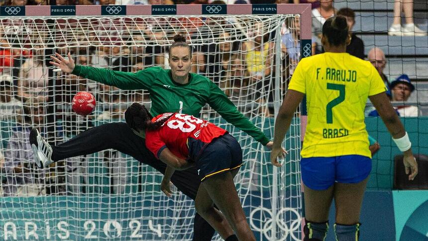 Gabriela Moreschi em trecho da estreia Brasil no Handebol