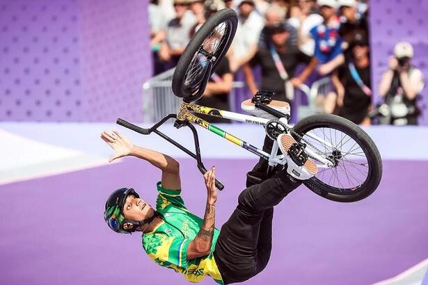 Gustavo Bala Lokadurante disputa do ciclismo de BMX na Olimpíada