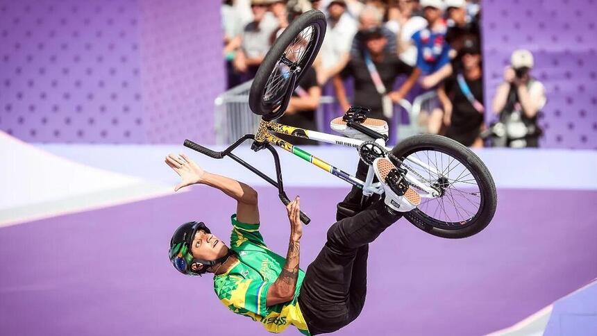 Gustavo Bala Lokadurante disputa do ciclismo de BMX na Olimpíada