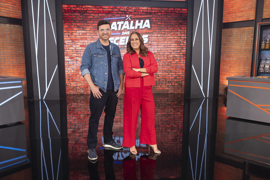 Guga Rocha e Renata Alves sorrindo no cenário do Batalha das Receitas, novo quadro do Hoje em Dia