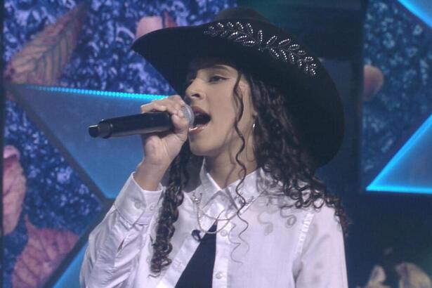 Heloisa Viana em trecho de sua apresentação no Canta Comigo Teen 5