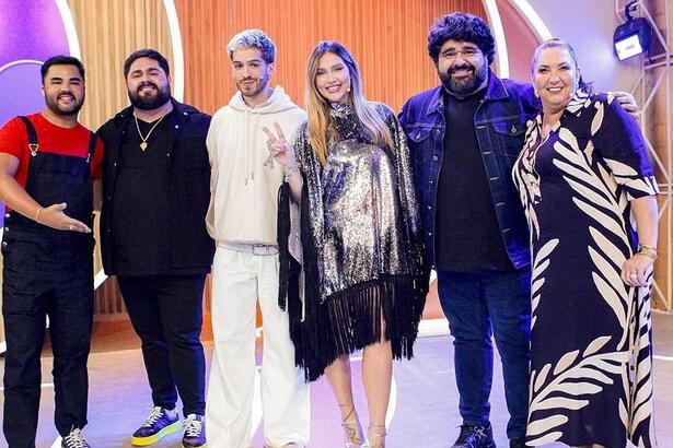 João Guilherme e César Menotti e Fabiano posando no cenário do Sabadou com Virginia