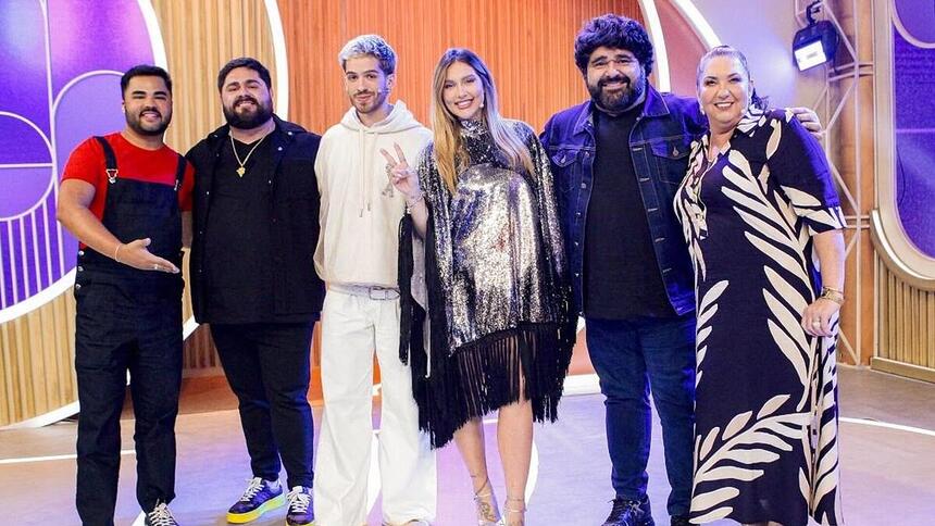 João Guilherme e César Menotti e Fabiano posando no cenário do Sabadou com Virginia