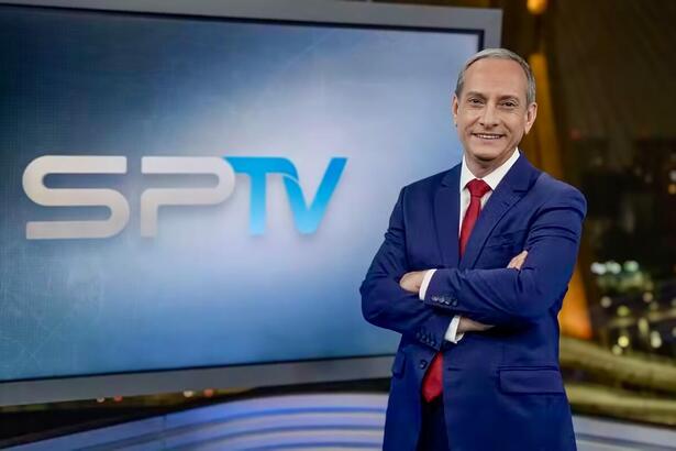 José Roberto Burnier de braços cruzados no cenário do SPTV 2