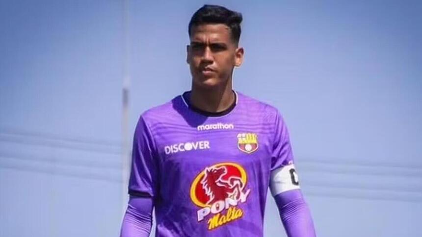 Justin Cornejo com a camisa do Barcelona do Equador