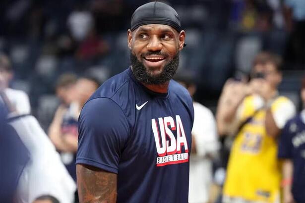 LeBron James com uma camisa de basquete dos Estados Unidos