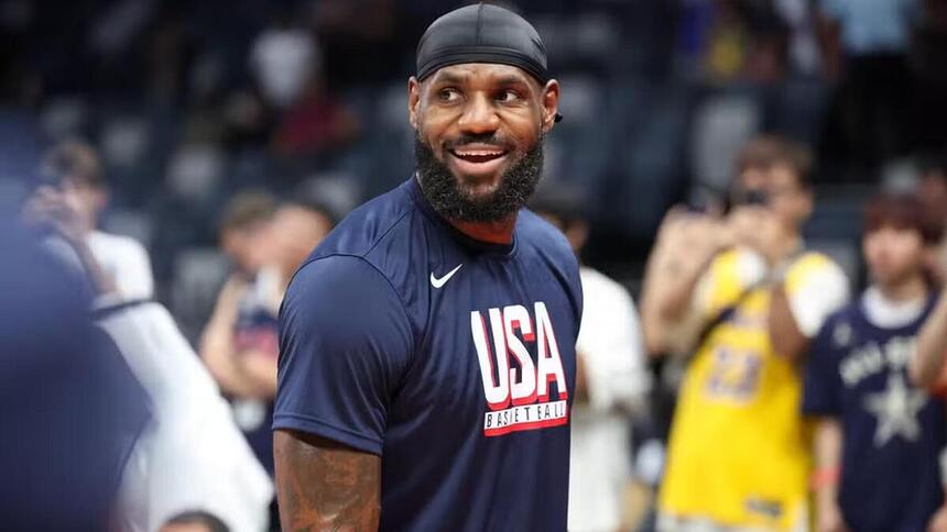 LeBron James com uma camisa de basquete dos Estados Unidos