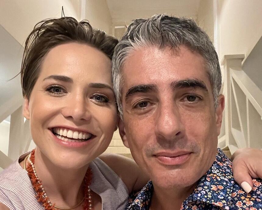 Leticia Colin e Michel Melamed em selfie juntos em um corredor