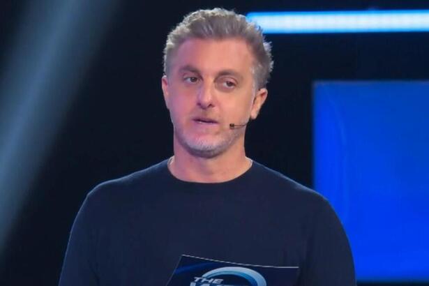 Luciano Huck durante o quadro The Wall no Domingão