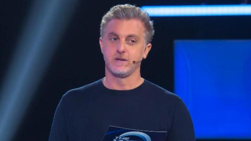 Luciano Huck durante o quadro The Wall no Domingão