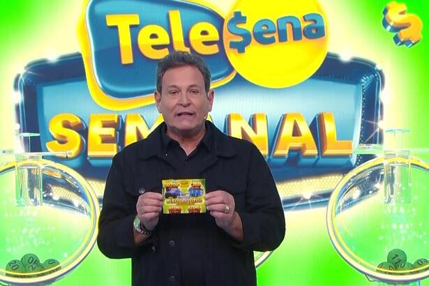 Luís Ricardo segura bilhete da Tele Sena Semanal edição 08