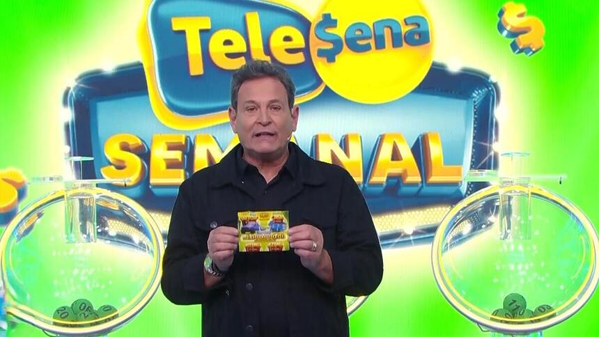 Luís Ricardo segura bilhete da Tele Sena Semanal edição 08