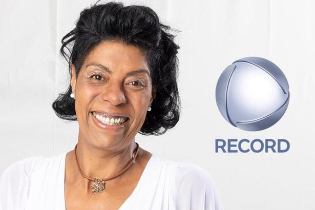 Márcia Fu ao lado do logo da RECORD