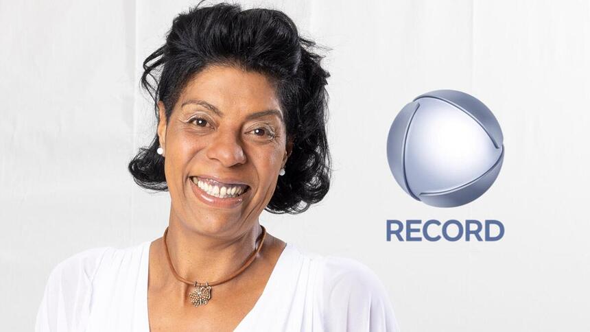 Márcia Fu ao lado do logo da RECORD