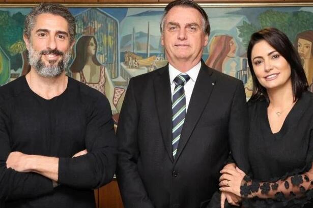 Marcos Mion, Jair Bolsonaro e Michelle Bolsonaro em foto posada