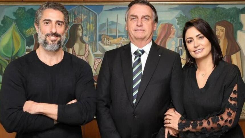 Marcos Mion, Jair Bolsonaro e Michelle Bolsonaro em foto posada