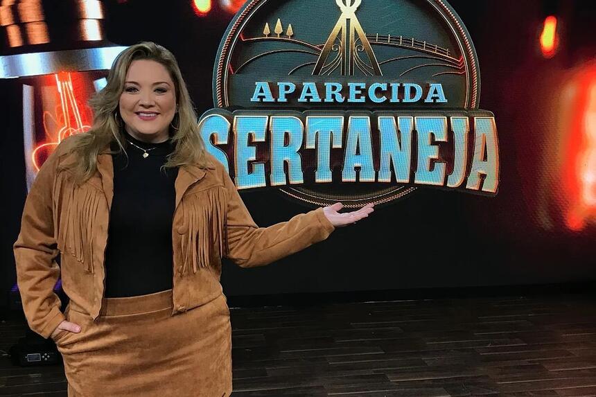 Marianngelz Zan posa para foto com o logo do programa