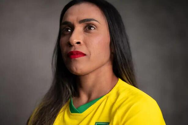 Marta com a camisa da Seleção Feminina de Futebol