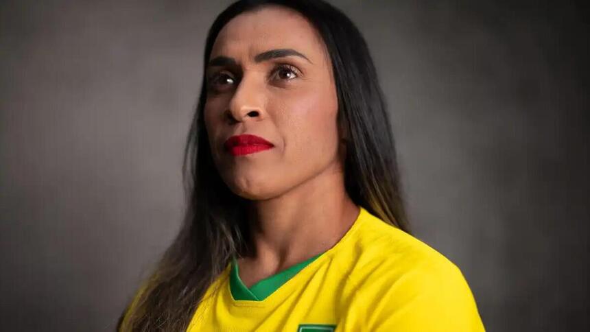 Marta com a camisa da Seleção Feminina de Futebol