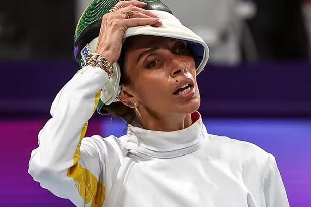 Nathalie Moellhausen com o uniforme do Time Brasil na disputa da esgrima na Olimpíada 2024