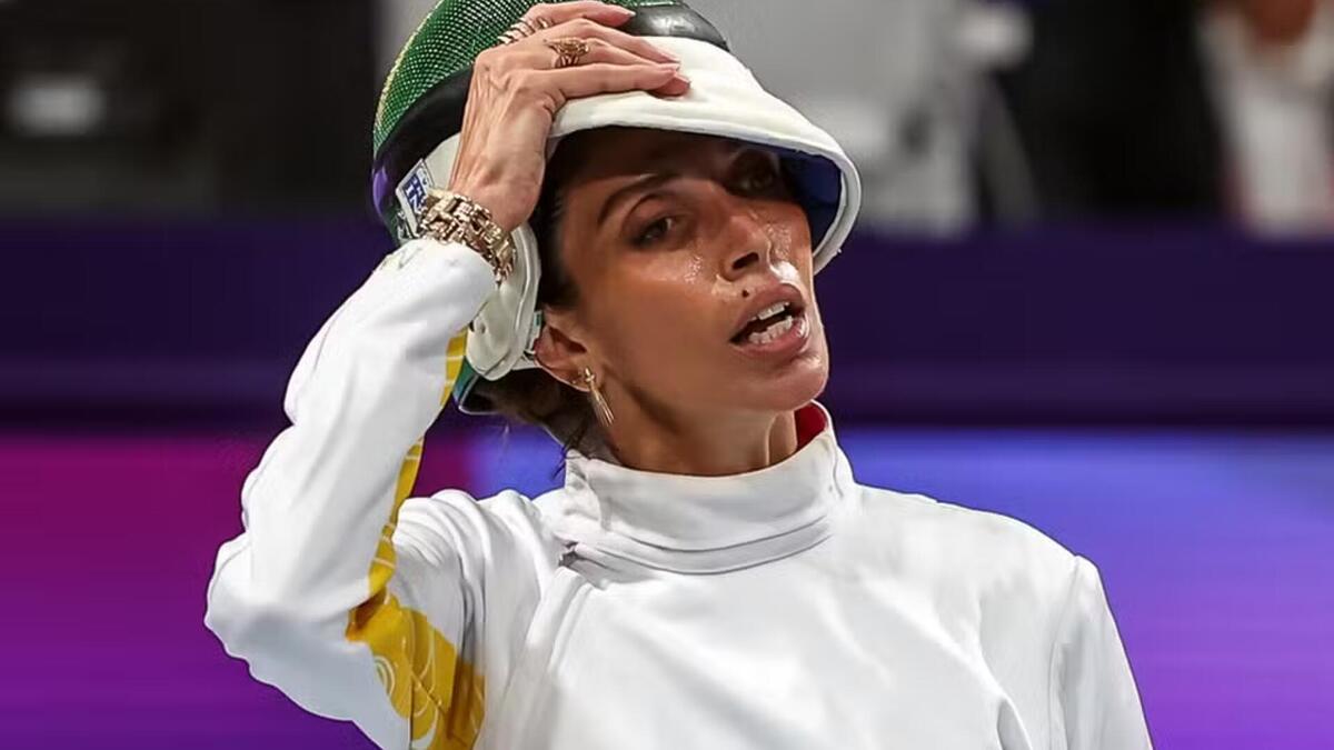Nathalie Moellhausen com o uniforme do Time Brasil na disputa da esgrima na Olimpíada 2024