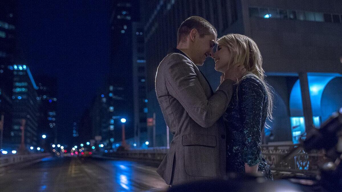 Um homem beija uma mulher em uma avenida, de noite, em cena do filme Nerve: Um Jogo Sem Regras