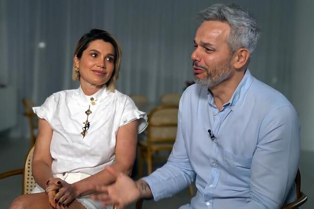 Flávia Alessandra olha para Otaviano Costa chorando em entrevista ao Fantástico na TV Globo