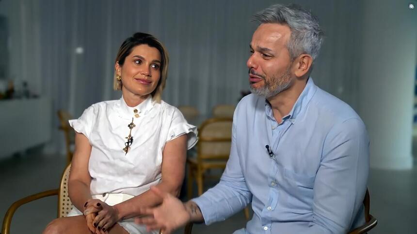 Flávia Alessandra olha para Otaviano Costa chorando em entrevista ao Fantástico na TV Globo