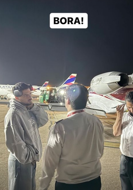 Pedro Sampaio no aeroporto do Ceará, ao lado de pilotos 