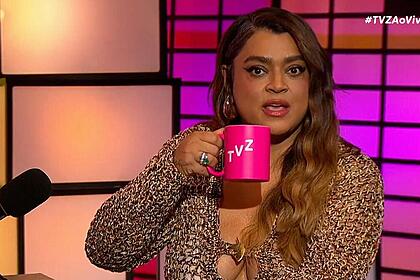 Preta Gil com uma caneca rosa na mão em trecho do TVZ