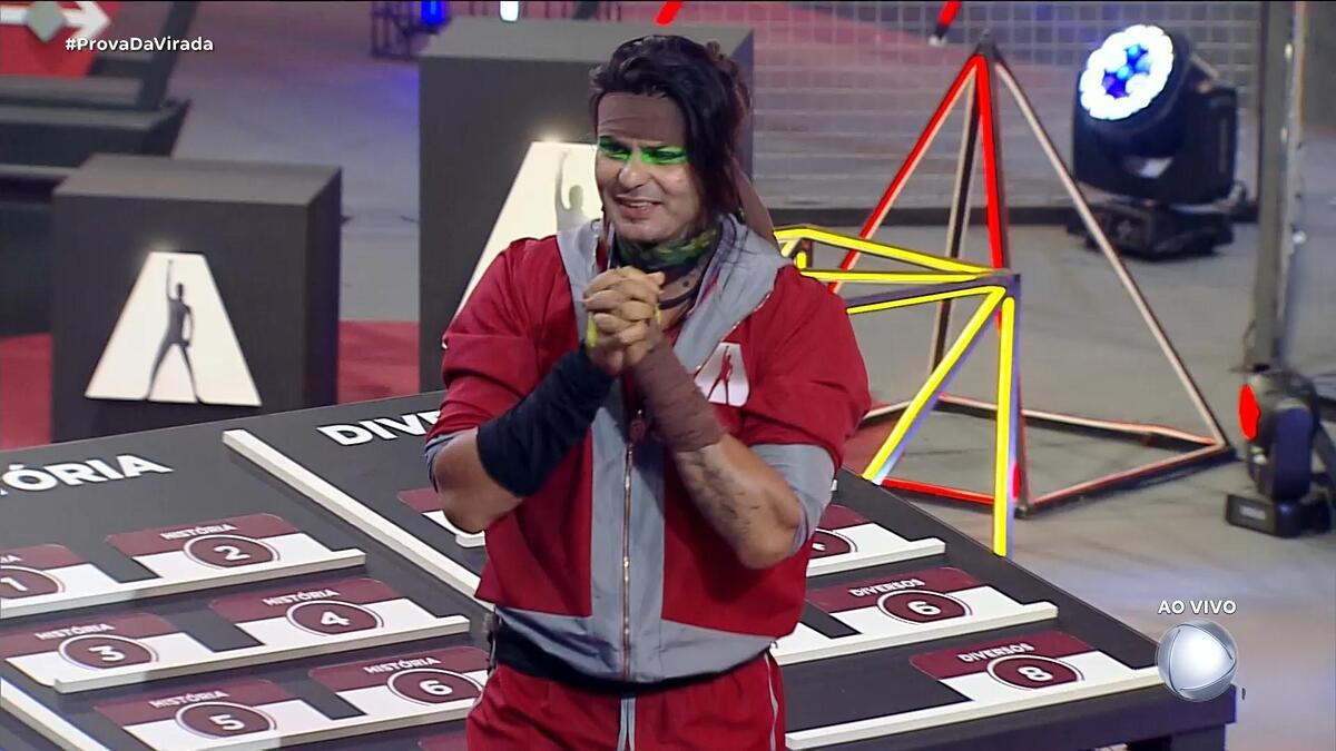 Rambo vence Prova da Virada e comemora juntando as mãos e sorrindo no campo de provas do A Grande Conquista 2