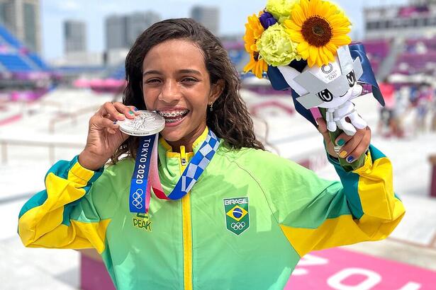 Rayssa Leal com medalha de prata na mão em Tóquio 2021